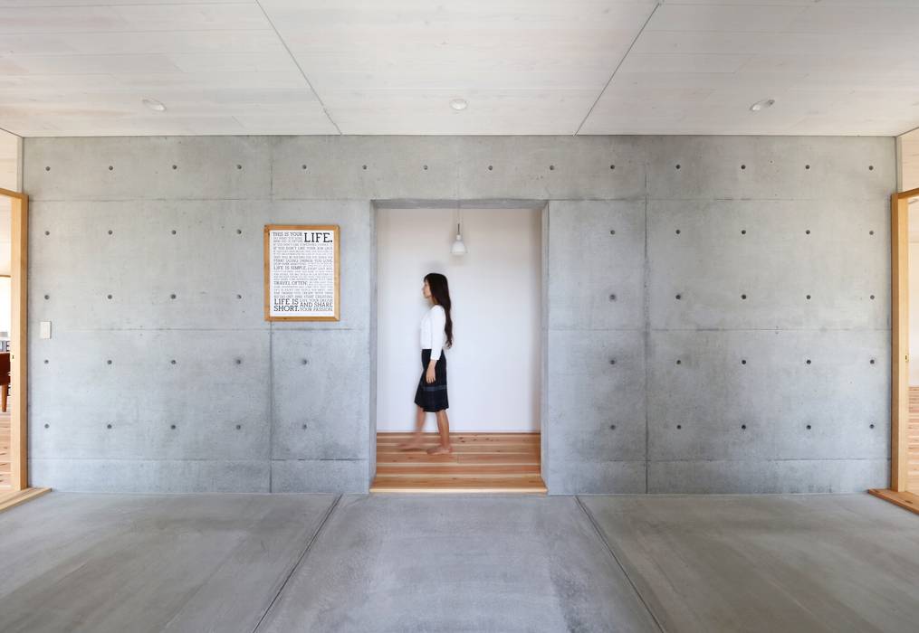 坂出のがらんどう, ＪＭＡ（Jiro Matsuura Architecture office） ＪＭＡ（Jiro Matsuura Architecture office） ミニマルスタイルの 玄関&廊下&階段 鉄筋コンクリート