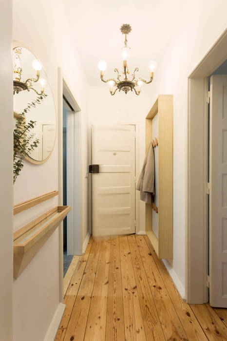 Remodelação T2 no Bairro de Alvalade, atelier B-L atelier B-L Eclectic style corridor, hallway & stairs Wood Wood effect