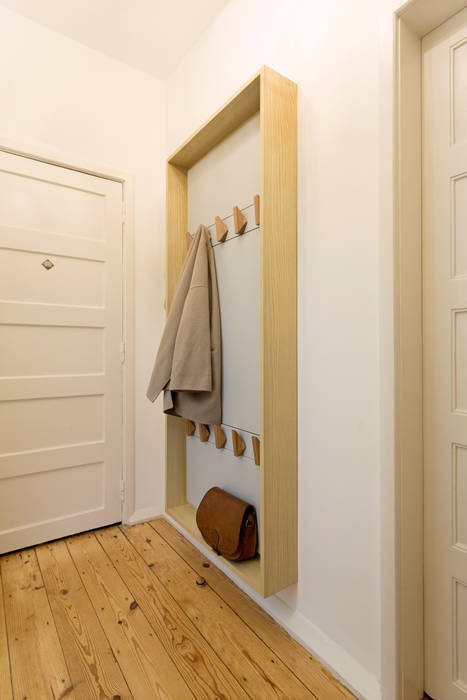 Remodelação T2 . Bairro de Alvalade, Lisboa Corredores, halls e escadas ecléticos por BL Design Arquitectura e Interiores Eclético Madeira Acabamento em madeira