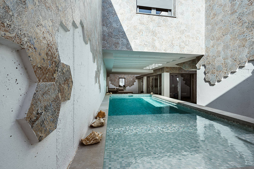 Original casa moderna con 4 patios., OOIIO Arquitectura OOIIO Arquitectura Giardino con piscina Ceramica