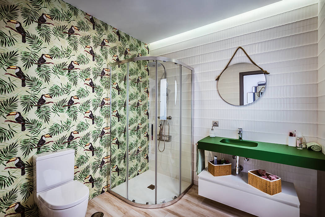 Baño divertido en casa de diseño moderno OOIIO Arquitectura Baños modernos Cerámico