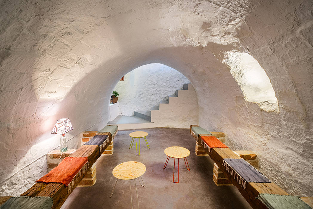 Reforma integral de cueva a bodega. OOIIO Arquitectura Bodegas de estilo rústico Hormigón bodega,reforma integral,banco de madera,bóveda