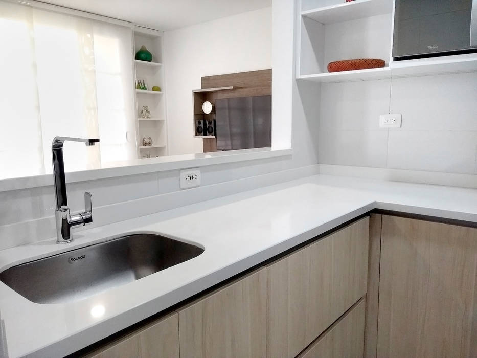 Vista del salón desde la cocina Remodelar Proyectos Integrales Cocinas equipadas Derivados de madera Transparente