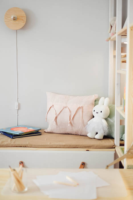 Quarto de menina , YS PROJECT DESIGN YS PROJECT DESIGN 北欧デザインの 子供部屋 おもちゃ