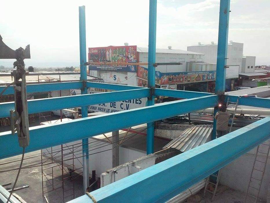 BODEGA DE 3 NIVELES, AXKAN ESTRUCTURASyCONSTRUCCION AXKAN ESTRUCTURASyCONSTRUCCION Techos planos Metal