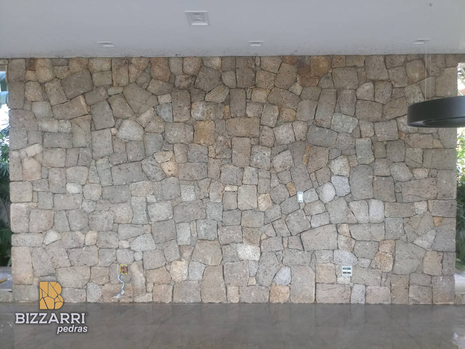 REVESTIMENTO DE PAREDE INTERNA COM PEDRA MOLEDO BRANCA. Bizzarri Pedras Paredes e pisos modernos Pedra