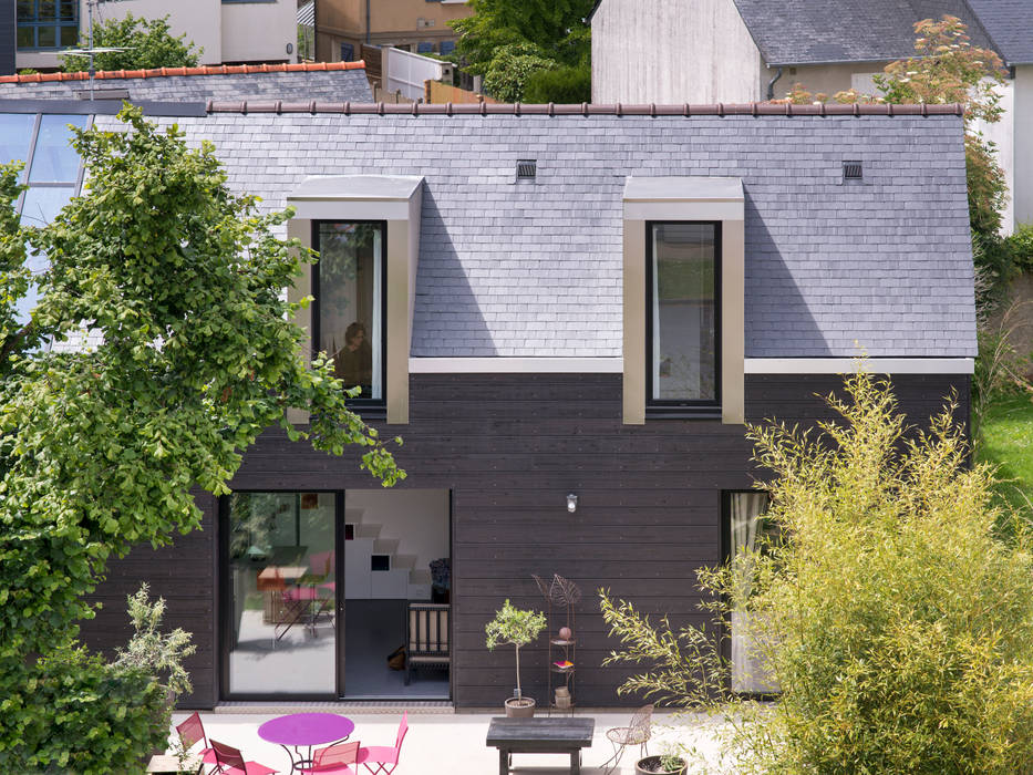 Vue du jardin et de la terrasse Créateurs d'Interieur Balcon, Veranda & Terrasse modernes Béton