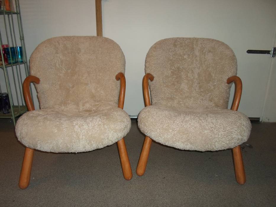 Philip Arctander Chairs Reupholstered in sheepskin, Steffani Antiques & Design Steffani Antiques & Design Salones escandinavos Sofás y sillones