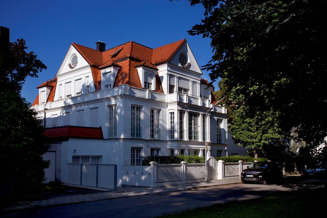 Moderne Stadtvilla in klassischer Eleganz: Sprossenfenster inszenieren Räume, Kneer GmbH, Fenster und Türen Kneer GmbH, Fenster und Türen Wooden windows