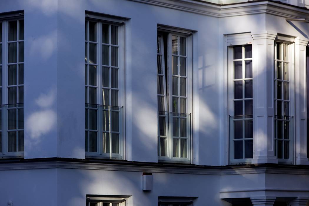 Moderne Stadtvilla in klassischer Eleganz: Sprossenfenster inszenieren Räume, Kneer GmbH, Fenster und Türen Kneer GmbH, Fenster und Türen Wooden windows