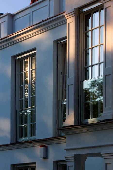 Moderne Stadtvilla in klassischer Eleganz: Sprossenfenster inszenieren Räume, Kneer GmbH, Fenster und Türen Kneer GmbH, Fenster und Türen Janelas de madeira