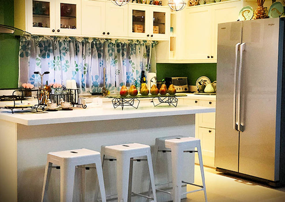 Fabulous Vacation House with a Flair – Tagaytay, SNS Lush Designs and Home Decor Consultancy SNS Lush Designs and Home Decor Consultancy Kitchen