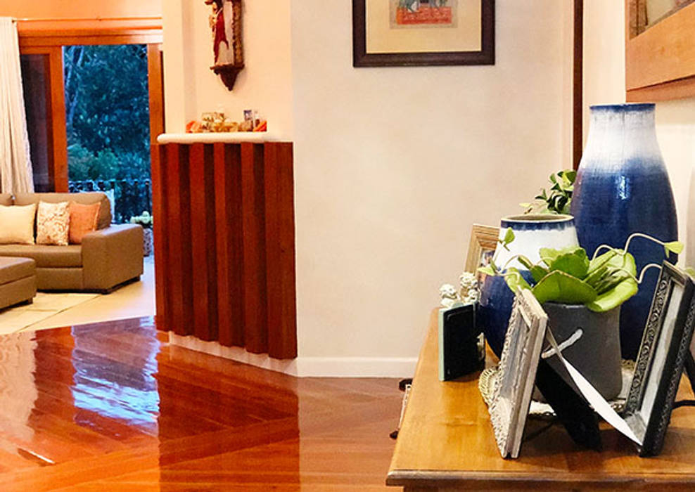 Fabulous Vacation House with a Flair – Tagaytay, SNS Lush Designs and Home Decor Consultancy SNS Lush Designs and Home Decor Consultancy Pasillos, vestíbulos y escaleras de estilo mediterráneo