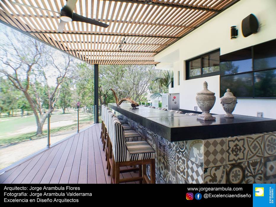 Fantástica Casa - Lagos 94, Excelencia en Diseño Excelencia en Diseño Balcon, Veranda & Terrasse modernes Bois Effet bois