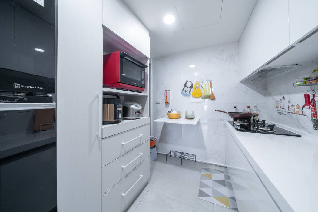 明亮純白的廚房設置電器櫃，讓廚房不再雜亂 homify Small kitchens