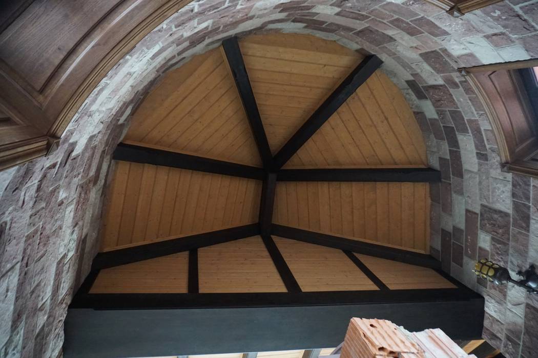 Deckenbalken Und Holzdecke Rustikaler Flur Diele Treppenhaus