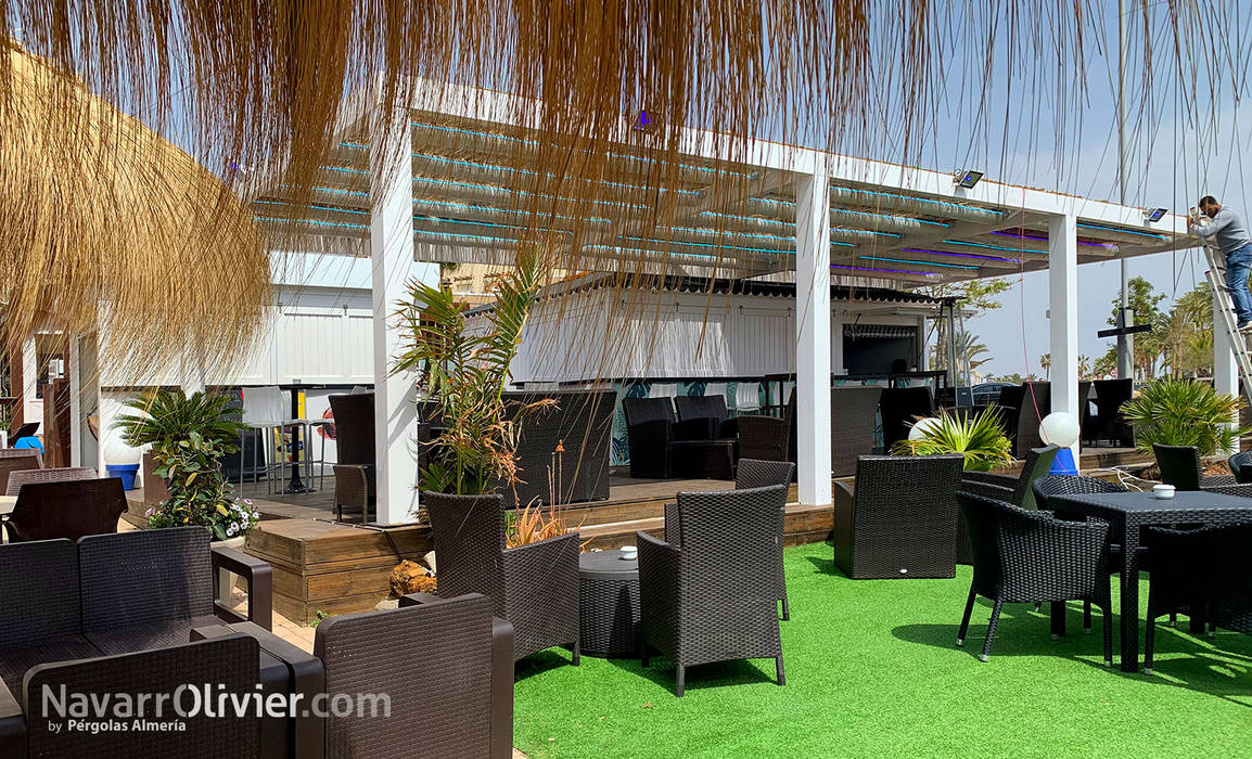 Chiringuito con terraza y pérgola NavarrOlivier Espacios comerciales Madera Acabado en madera Bares y Clubs