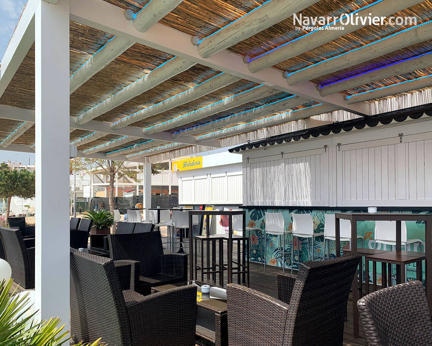 Chiringuito en módulos con terraza cubierta NavarrOlivier Espacios comerciales Madera Acabado en madera Bares y discotecas