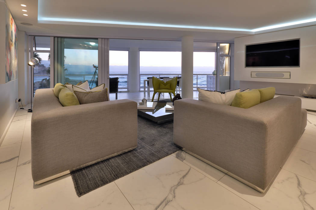Penthouse The President Bantry Bay, KMMA architects KMMA architects Modern living room
