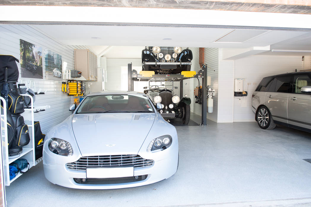 Stunning Garage Transformation in Buckinghamshire Garageflex Garajes clásicos garageflex,garage,garage door,storage,built-in storage,fitted garage,garage interior,garage storage