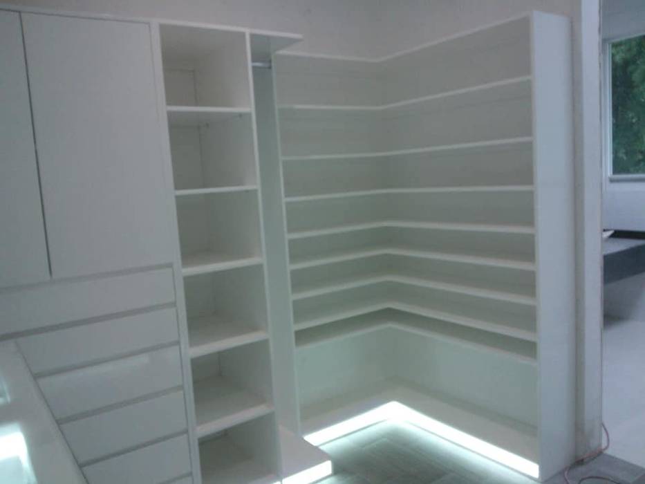 VESTIDOR BLANCO AL ALTO BRILLO MUY PRACTICO E INNOVADOR, PUERTAS Y ACABADOS PUERTAS Y ACABADOS Minimalist dressing room