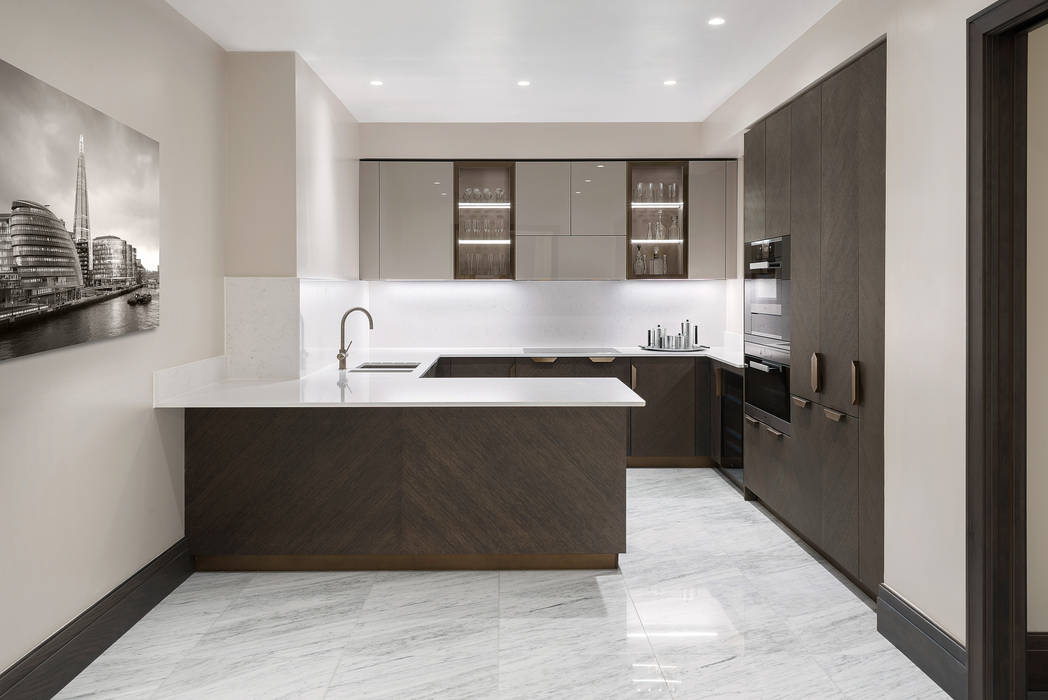 Cucina con penisola e colonne su layout angolare in un esclusivo multiapartment a Londra, TM Italia TM Italia Cucina moderna