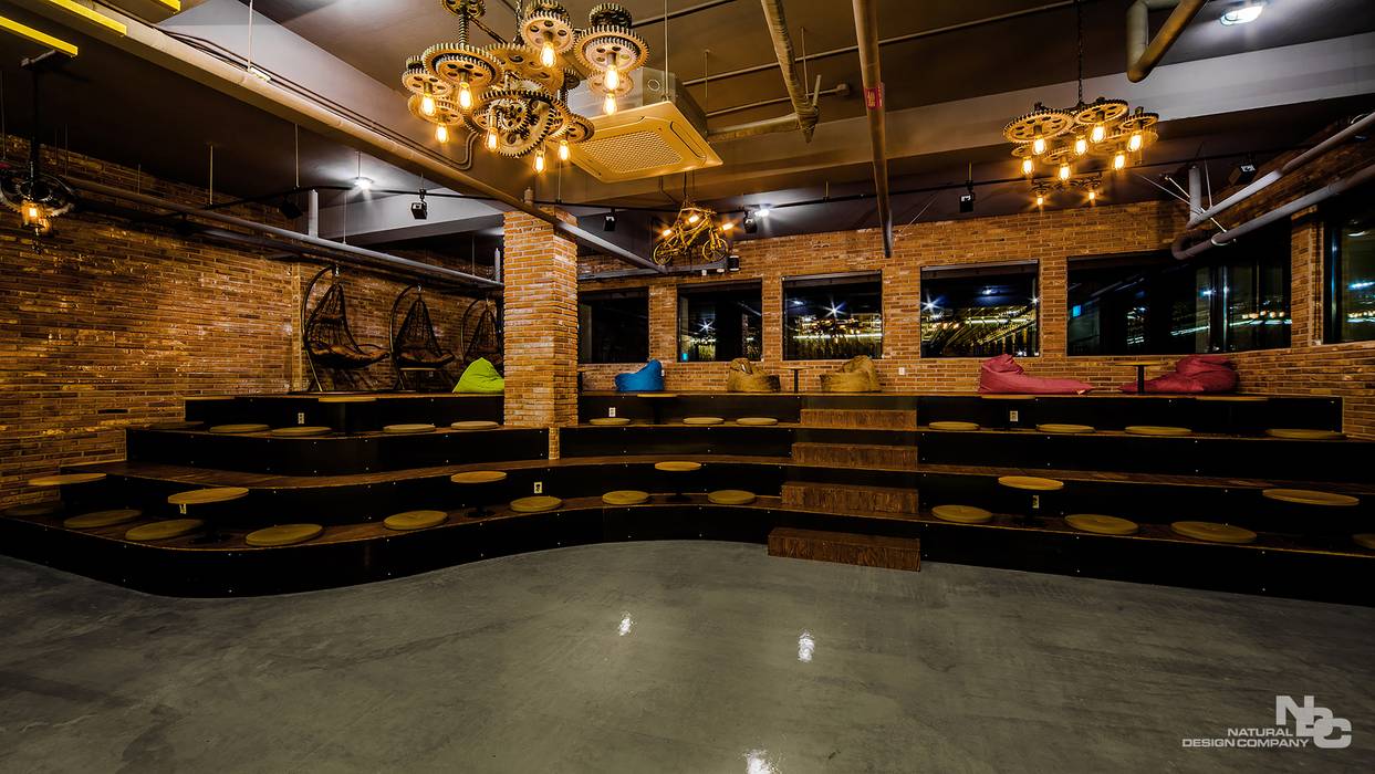 복합문화공간 - 카페 '마당', 내츄럴디자인컴퍼니 내츄럴디자인컴퍼니 Espacios comerciales Bares y Clubs