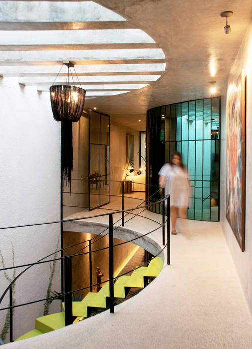 Fantástica Casa - Kaleidos, Taller Estilo Arquitectura Taller Estilo Arquitectura Modern corridor, hallway & stairs Concrete