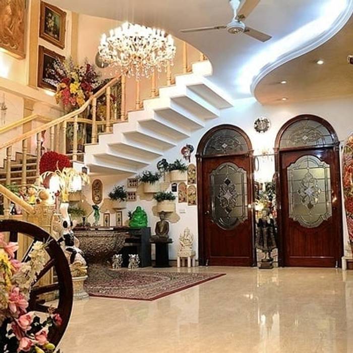 Hallway at White abode Liveup Homes Colonial style corridor, hallway& stairs Marble