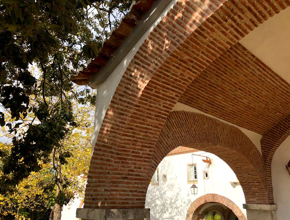 Abóbadas e arcos em tijolo de burro, Estilos Rústicos Estilos Rústicos Jardines frontales Ladrillos