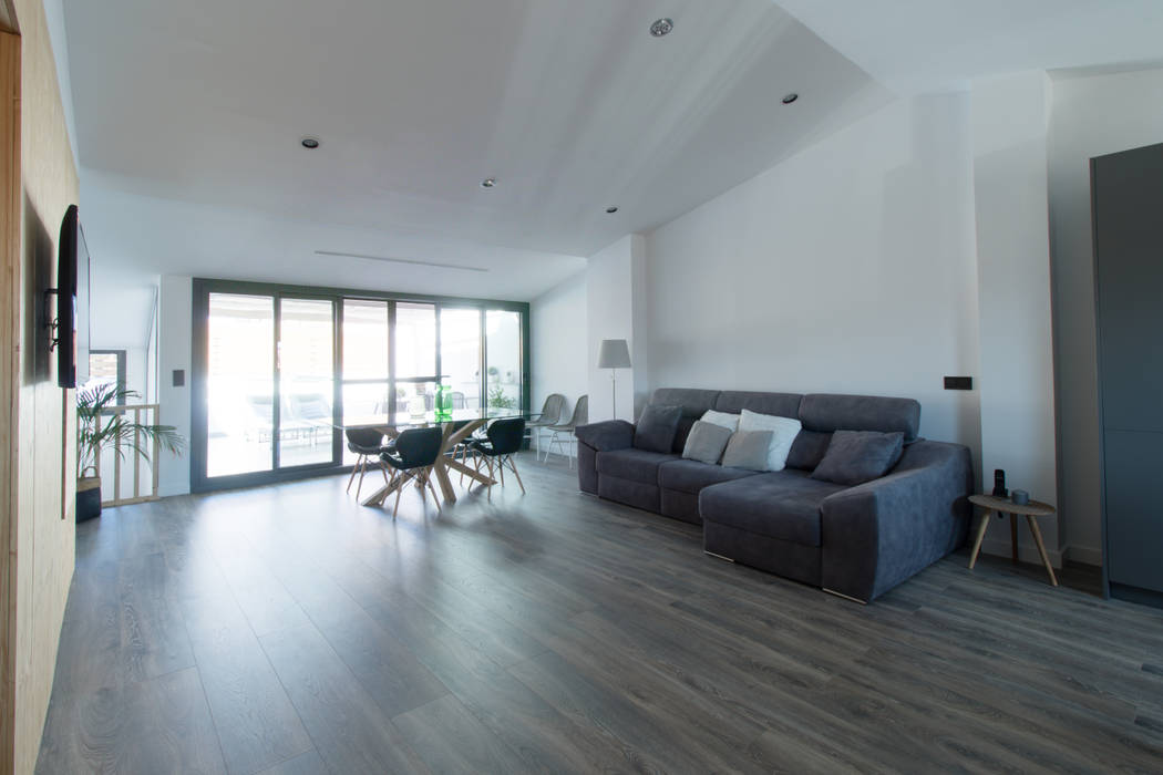 Vista del salón y comedor mesquearquitectura Salones de estilo escandinavo Madera Acabado en madera sofa gris,mesa de comedor,grandes ventanas,cambrils,obra cambrils,arquitectura,interiorismo