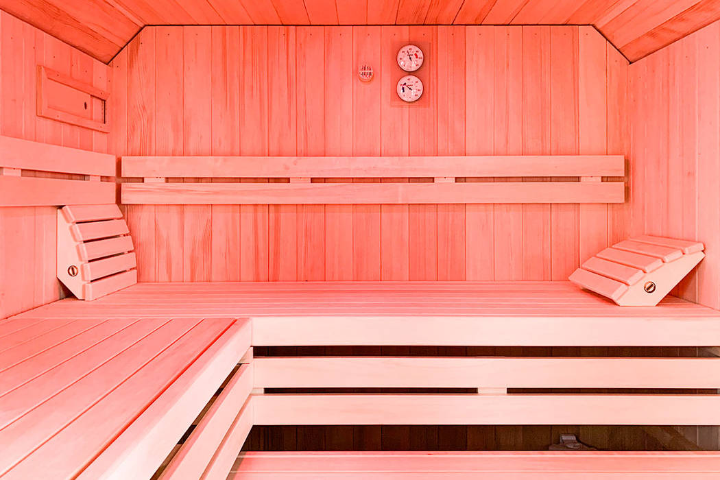 Sauna nach Maß im Dachgeschoss | KOERNER Saunamanufaktur, KOERNER SAUNABAU GMBH KOERNER SAUNABAU GMBH ซาวน่า