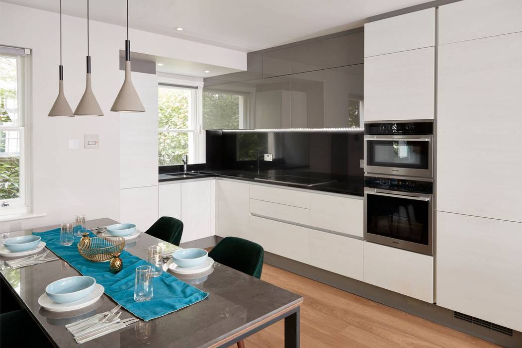 Smart kitchen and dining area Urbanist Architecture مطبخ ذو قطع مدمجة معدن modern,kitchen