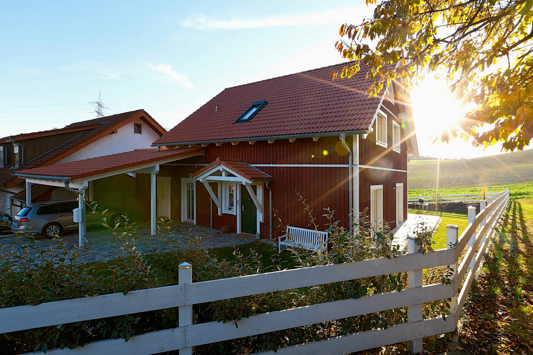 Biohaus "Vättern" mit typisch skandinavischer Eingangsüberdachung homify Holzhaus Holz Holznachbildung Farstukvist,Schwedenhaus,Porch,Eingangsüberdachung,Holzhaus