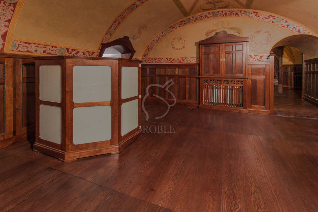 Lite podłogi dębowe w zamkowym wnętrzu, Roble Roble Espacios comerciales Madera Acabado en madera Museos