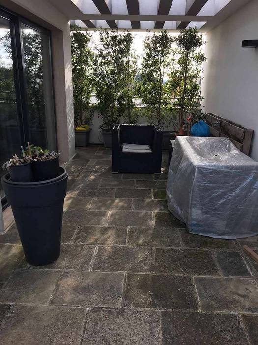 Fantastico prima e dopo del terrazzo con resina per esterni Infinity, Pavimento Moderno Pavimento Moderno