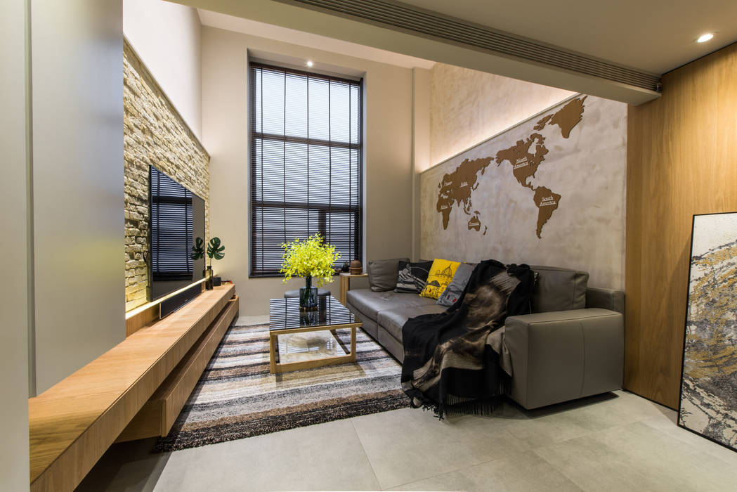 挑高的客廳擁有大片的窗戶 竹村空間 Zhucun Design 现代客厅設計點子、靈感 & 圖片 镜框,家具,长椅,植物,建造,室内植物,阴影,室内设计,舒适,木头