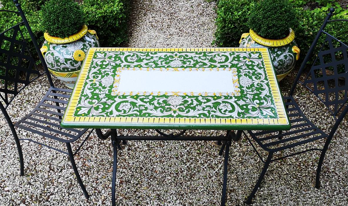 homify Classic style garden Ceramic Furniture