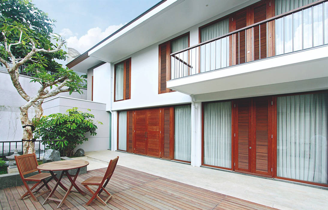 Sukamulya House - Bandung CV Berkat Estetika Rumah Tropis Kayu Wood effect rumah,rumahtinggal,bestudiogroup,arsitek,bandung,jakarta,jasaarsitek,interior,design