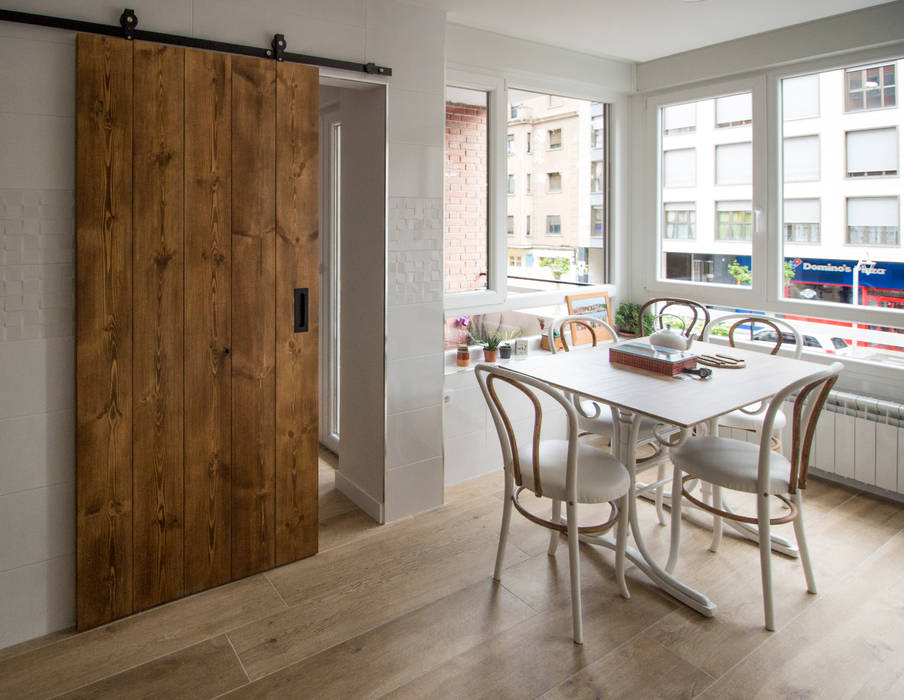 Reforma Integral de Vivienda en Palencia - Cocina Pin Estudio - Arquitectura y Diseño en Palencia Cocinas integrales cocina,madera,suelo de madera,ventanal,puerta corredera,balcón