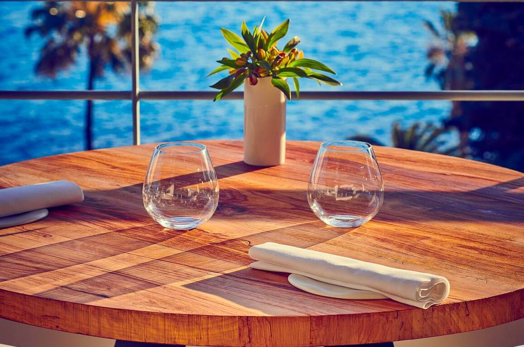 With an incomparable view of the sea, the haute cuisine of Mirazur is a popular place for gourmets Imagine Outlet Modern dining room Crockery & glassware