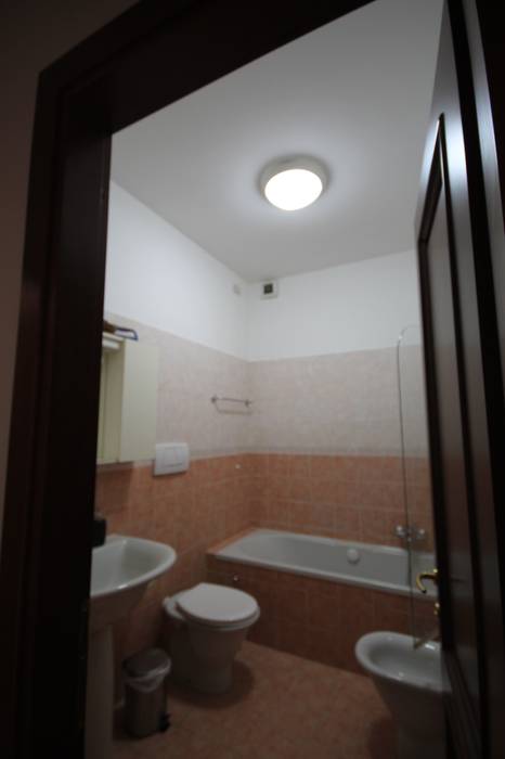 Relooking appartamento in Ghetto Ebraico a Roma, Creattiva Home ReDesigner - Consulente d'immagine immobiliare Creattiva Home ReDesigner - Consulente d'immagine immobiliare Modern bathroom