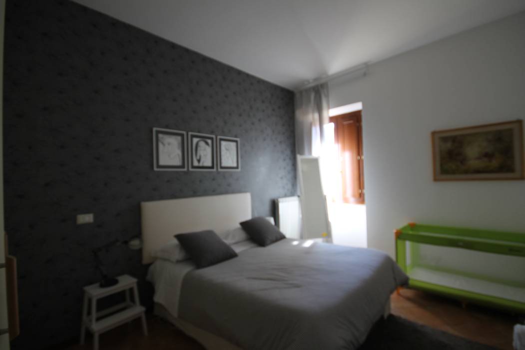 Relooking appartamento in Ghetto Ebraico a Roma, Creattiva Home ReDesigner - Consulente d'immagine immobiliare Creattiva Home ReDesigner - Consulente d'immagine immobiliare Modern Bedroom