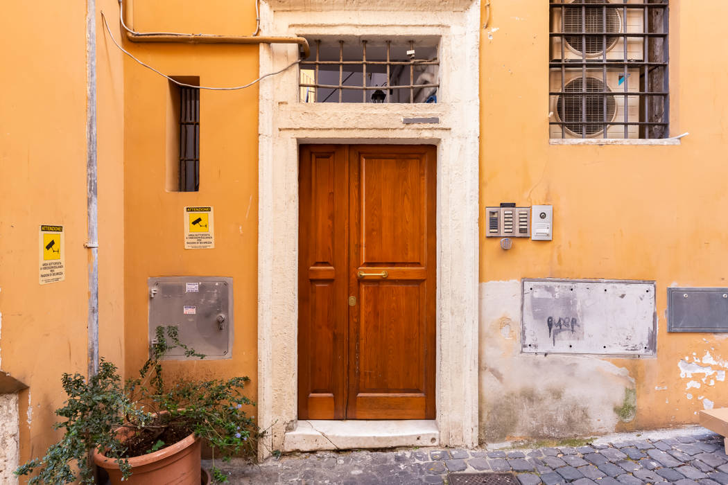 Relooking appartamento in Ghetto Ebraico a Roma, Creattiva Home ReDesigner - Consulente d'immagine immobiliare Creattiva Home ReDesigner - Consulente d'immagine immobiliare Дверi