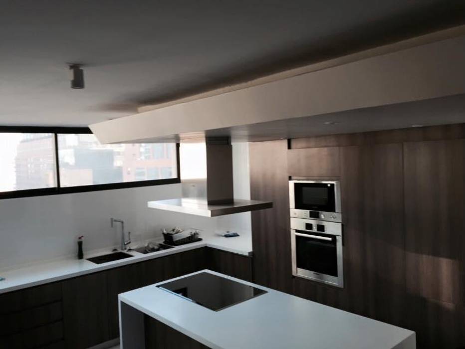 Remodelación de Cocina en Santiago, AUTANA estudio AUTANA estudio Вбудовані кухні Дерево-пластичний композит