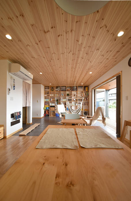 羽島市に建つ平屋の木の家, 木の家株式会社 木の家株式会社 ห้องนั่งเล่น ไม้ Wood effect