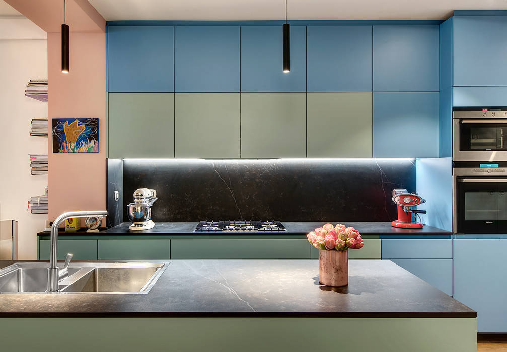 Cucina contemporanea laccata con i colori Le Corbusier Alessandra Pisi / Pisi Design Architetti Cucina attrezzata Dekton,Le Corbusier,lavello cucina,piano di lavoro,mobili cucina,cucina