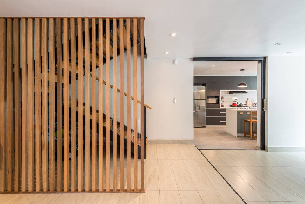 Hall de ingreso y escalera ROMO ARQUITECTOS Escaleras Madera maciza Multicolor madera,celosia de madera,escalera,escalera metalica