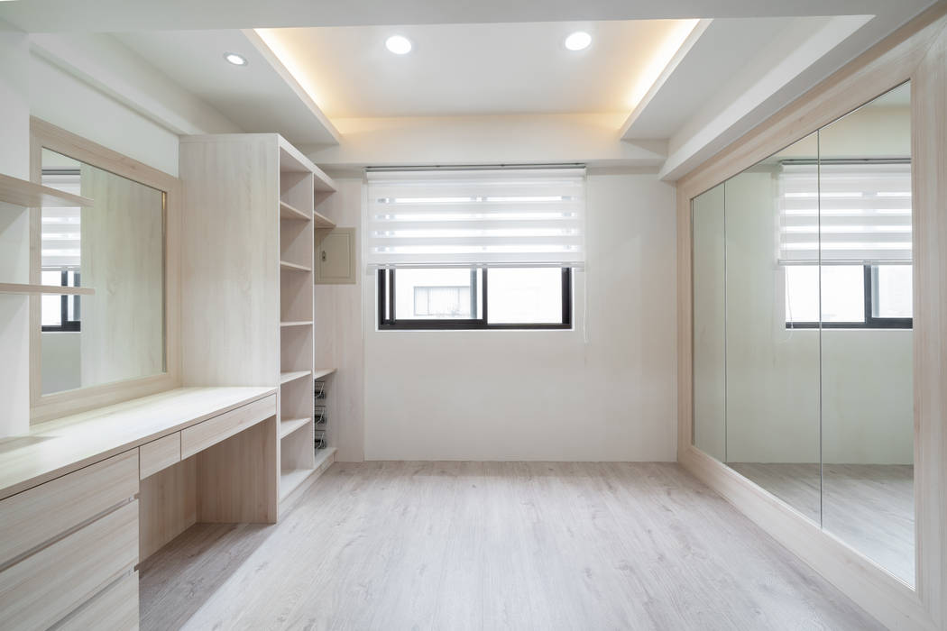 大片鏡面讓更衣室如個人伸展台一般 homify Scandinavian style dressing rooms