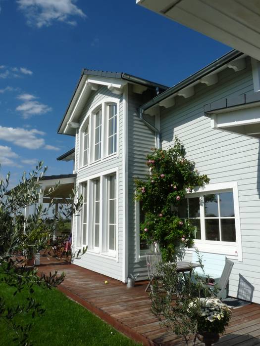 Zwerchgiebel mit holzterrasse und überdachter veranda s2